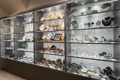 Die grosse Eingangsvitrine, hier mit Sugilith, Larimar und Bernstein 