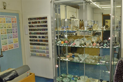 Kugel- und Schalenvitrine. Ausserdem die Übersicht über unsere Heilsteinkarten  